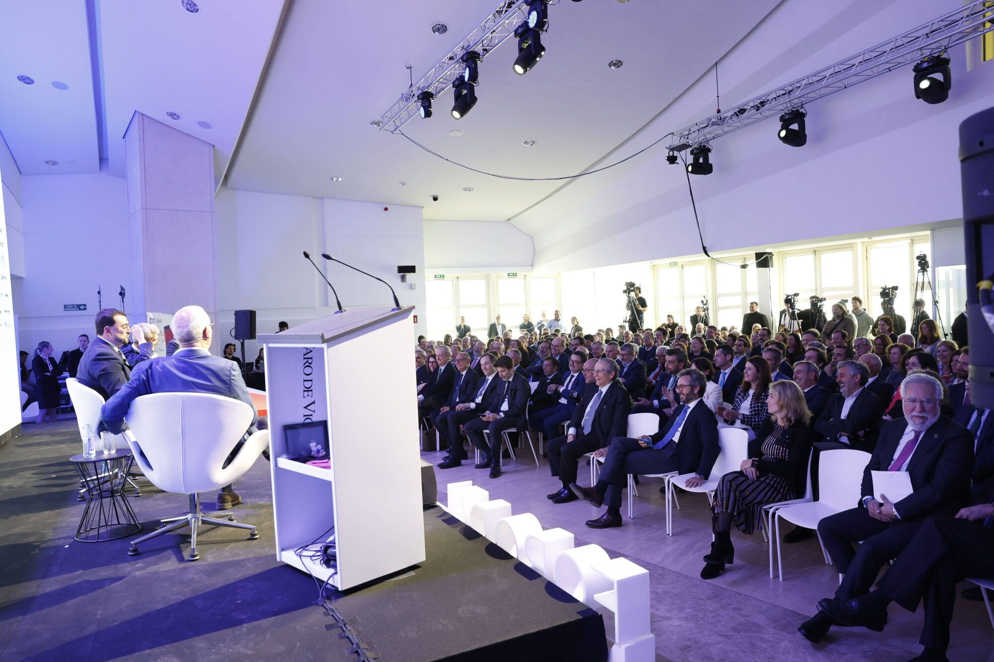 Un momento de la mesa "Oportunidades del Noroeste’", moderada por el director de Faro de Vigo, con Alfonso Rueda, presidente de la Xunta de Galicia, Adrián Barbón, presidente del Principado de Asturias, y Alfonso F. Mañueco, presidente de la Junta de Castilla y León.