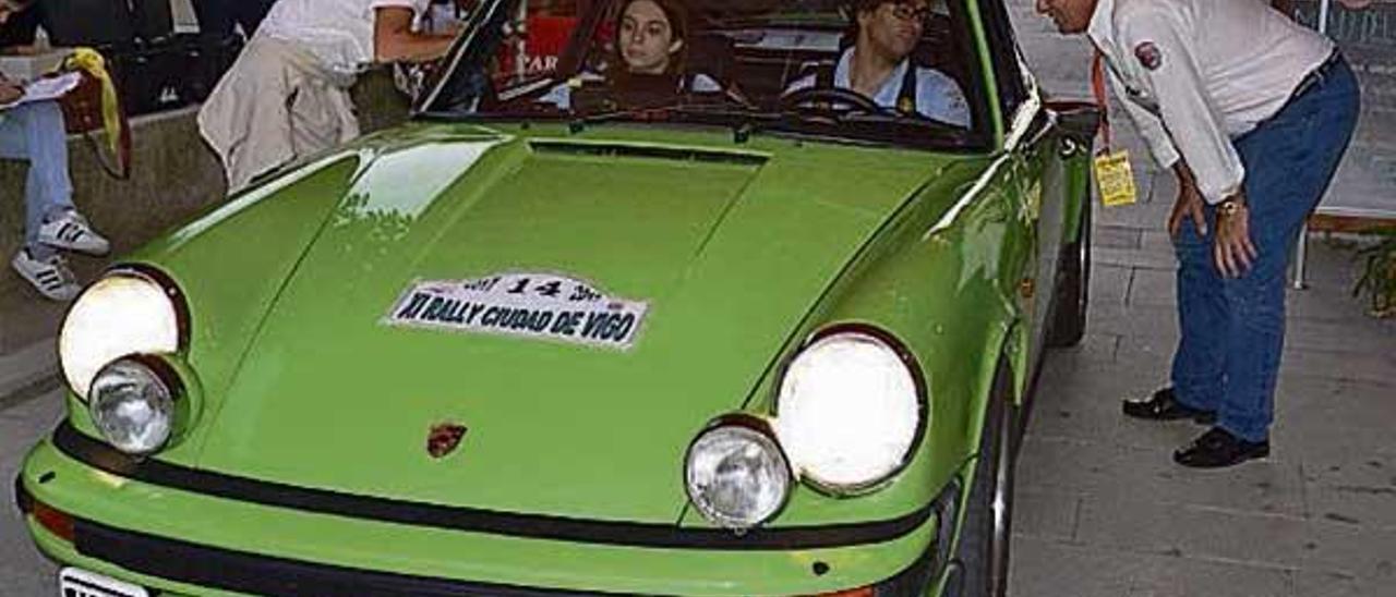 Víctor González y Sabela García en su Porsche 911 3.0 de 1978.