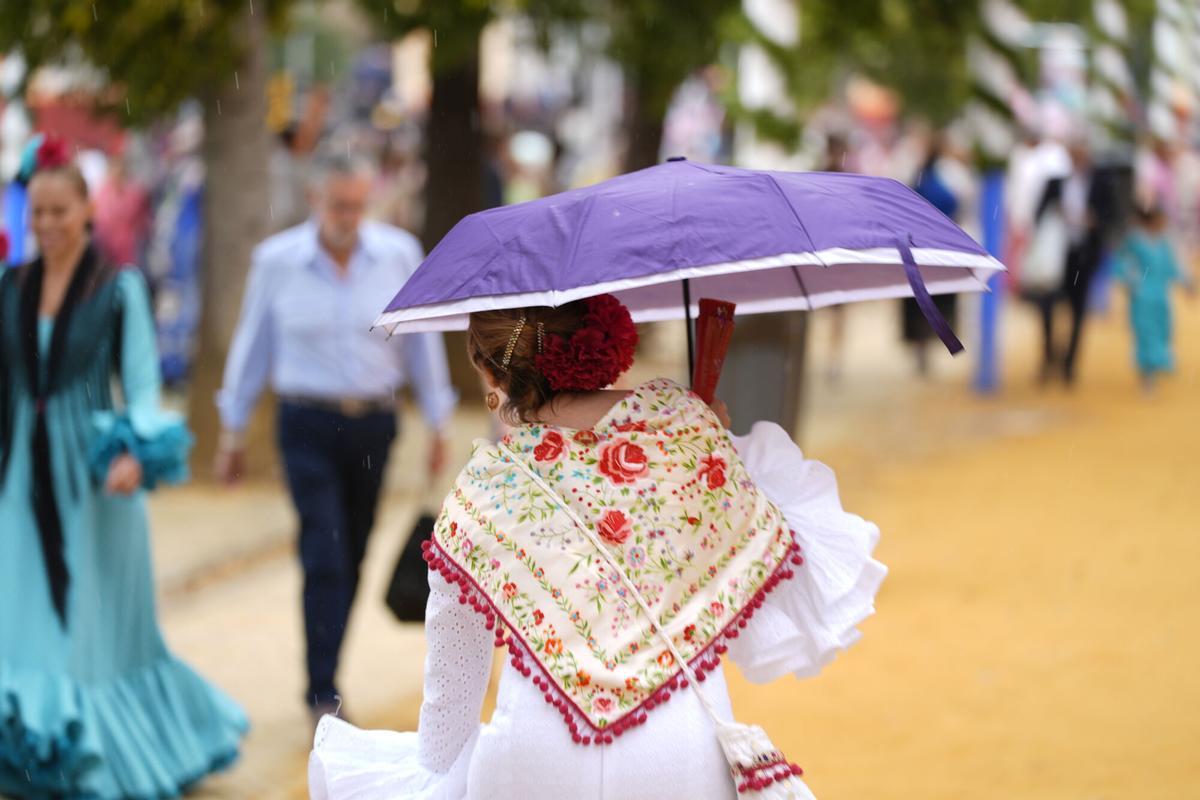La lluvia de este martes fue protagonista en el Real de la Feria