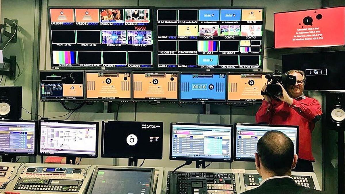 Centro de control en la radiotelevisión pública valenciana, en el inicio de emisiones. | EUROPA PRESS