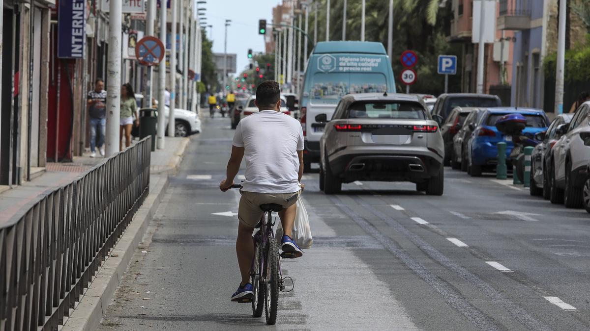 Un ciclista por la avenida de Juan Carlos I sobre el antiguo carril para bicicletas