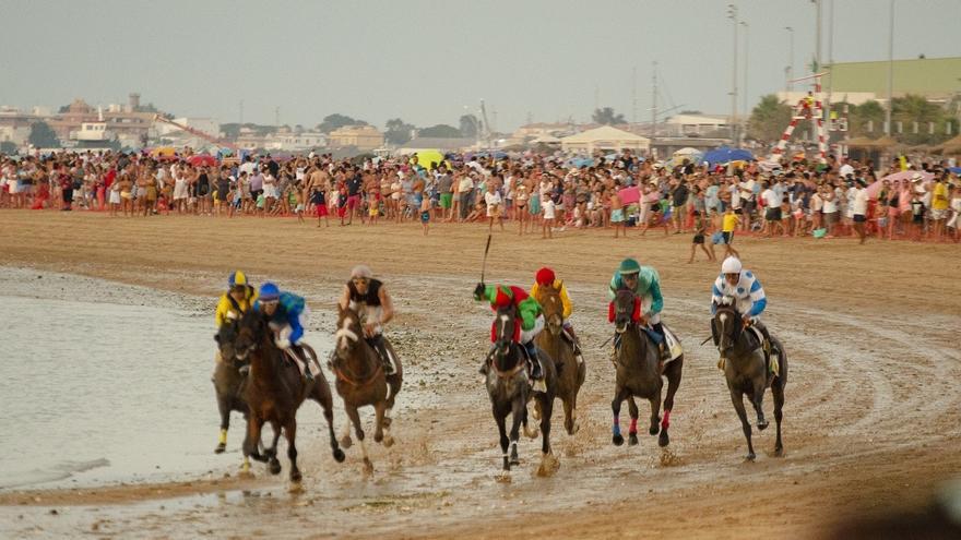 Una carrera de caballos en imagen de archivo.
