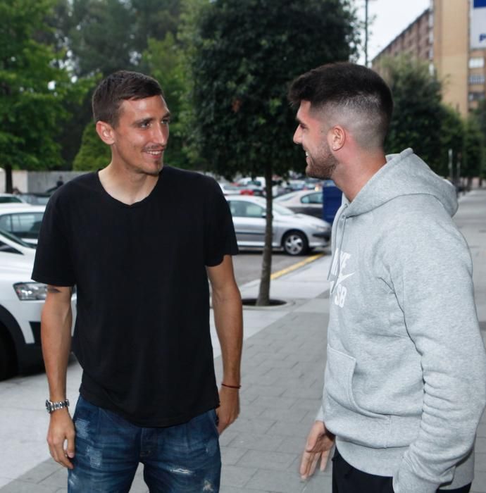 Jordi Calavera, nuevo fichaje del Sporting, llega a su hotel a Gijón, donde se encontró con Scepovic.