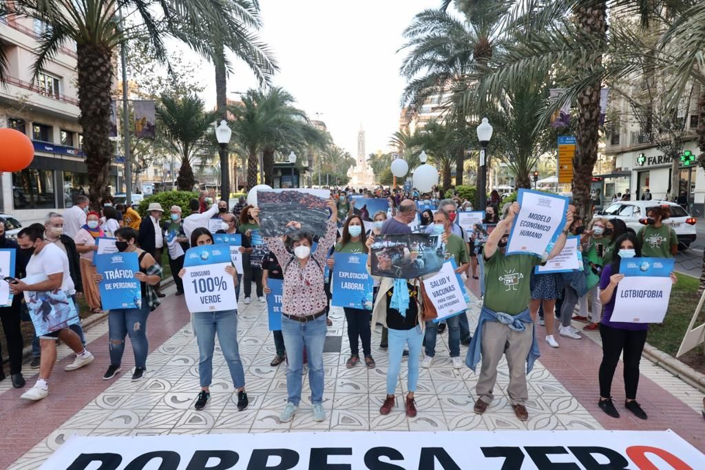 Manifestación en el centro de Alicante en contra de la pobreza