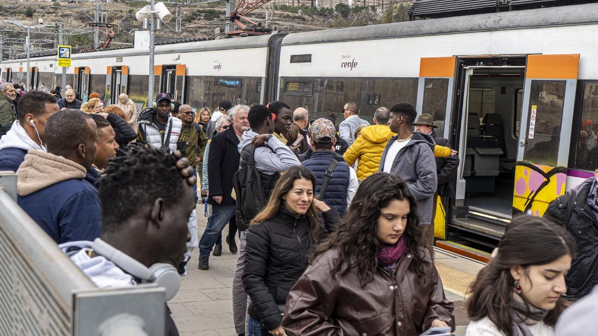 Viatgers aquest diumenge a l'estació de Renfe de Manresa, on un tren avariat va complicar la jornada