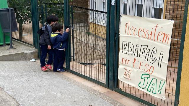 Unos niños en el IE Pallerola de Sant Celoni