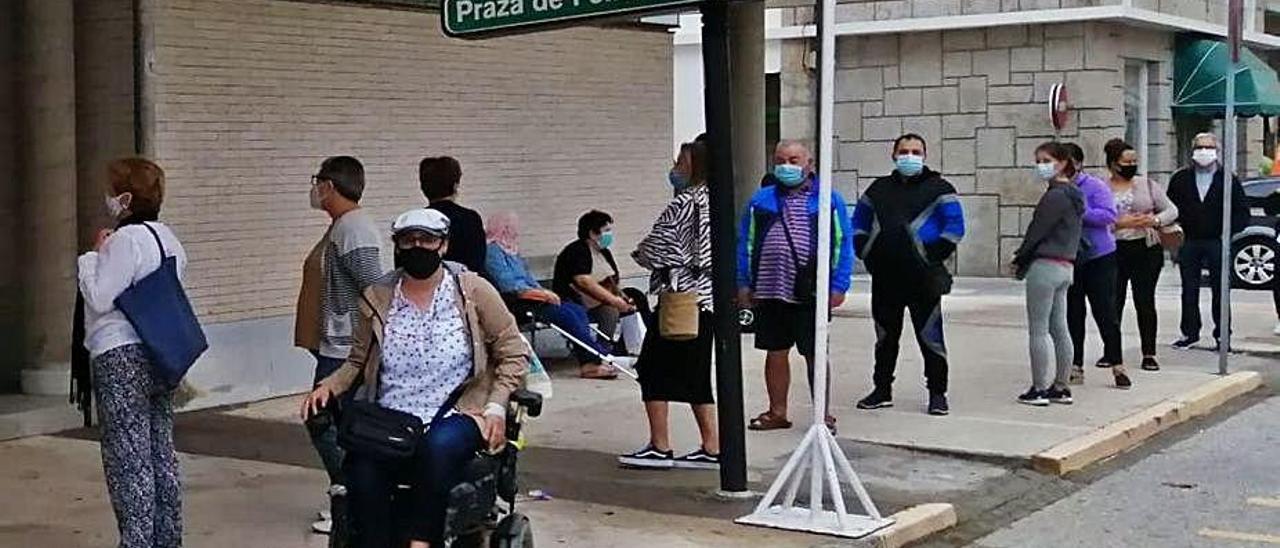 Galiñanes, en primer término, con la cola de pacientes, ayer.