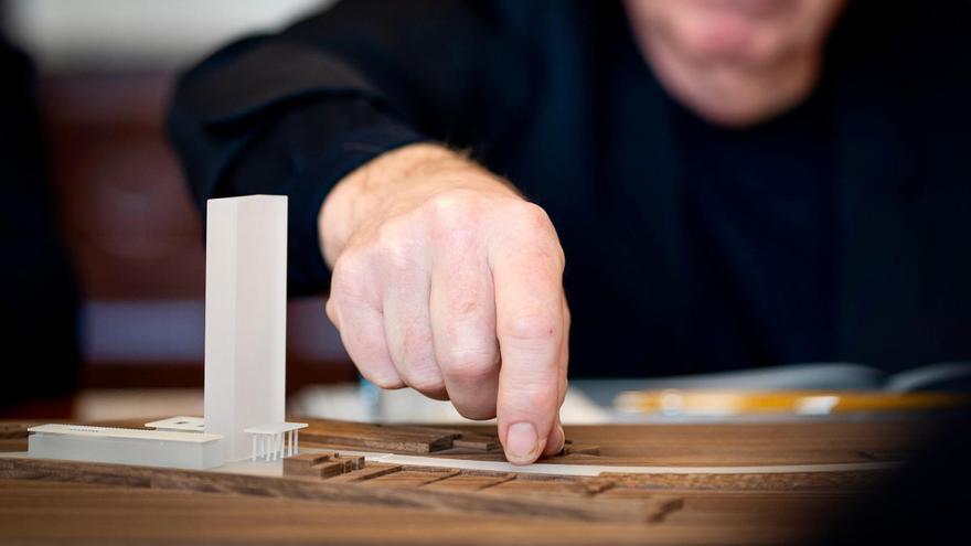 La mano de Chipperfield muestra la maqueta del proyecto de la Torre del Puerto.