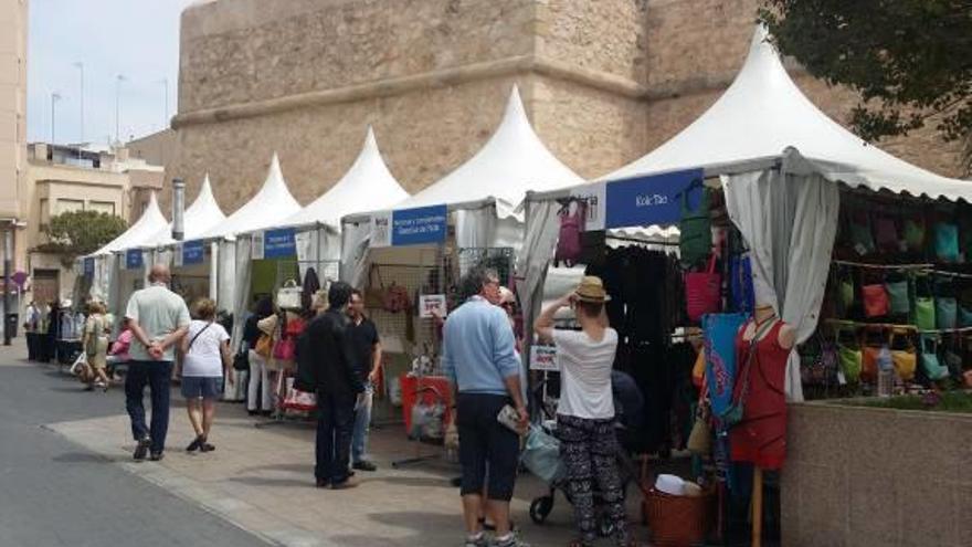 Un conjunto de carpas durante una feria en Santa Pola.