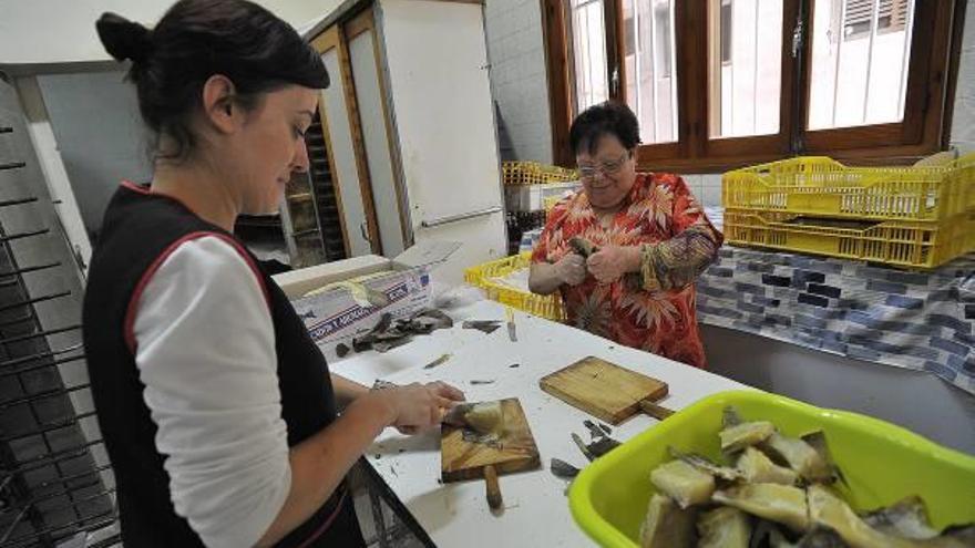 Gema Candela sigue los consejos de Dolores Hurtado para preparar el bacalao.