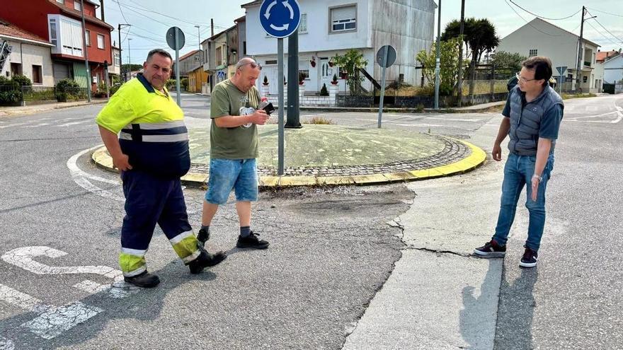 El Concello de Cambados pinta y asfalta la rotonda de Aldea de Tragove