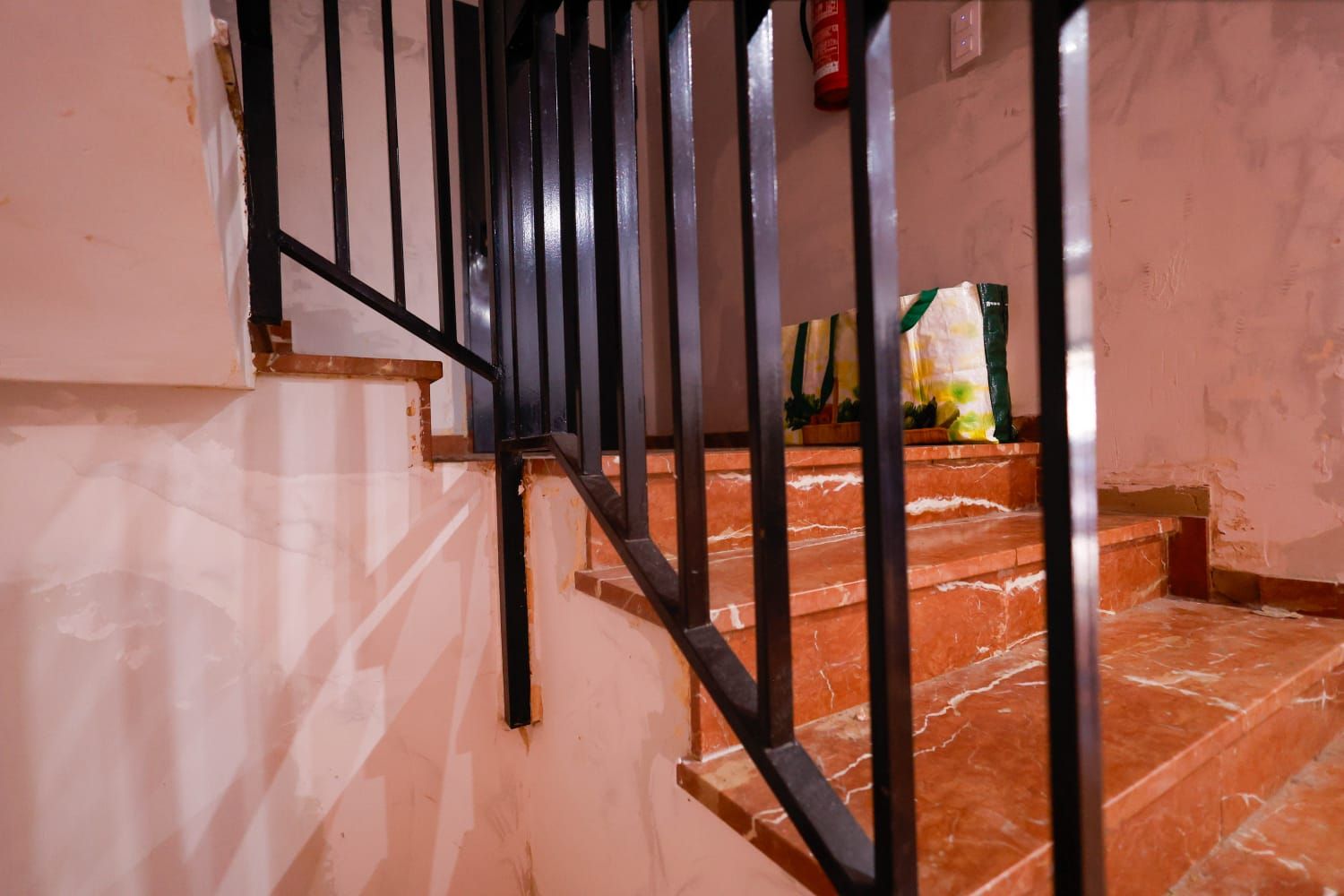 Vecinos de Albal denuncian que el edificio sigue igual 10 meses después