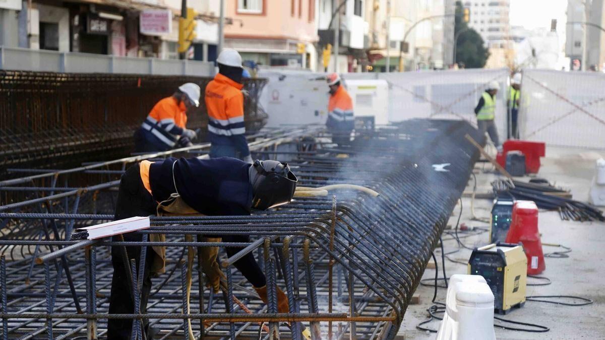 Operarios trabajan en las obras del metro en Eugenio Gross.