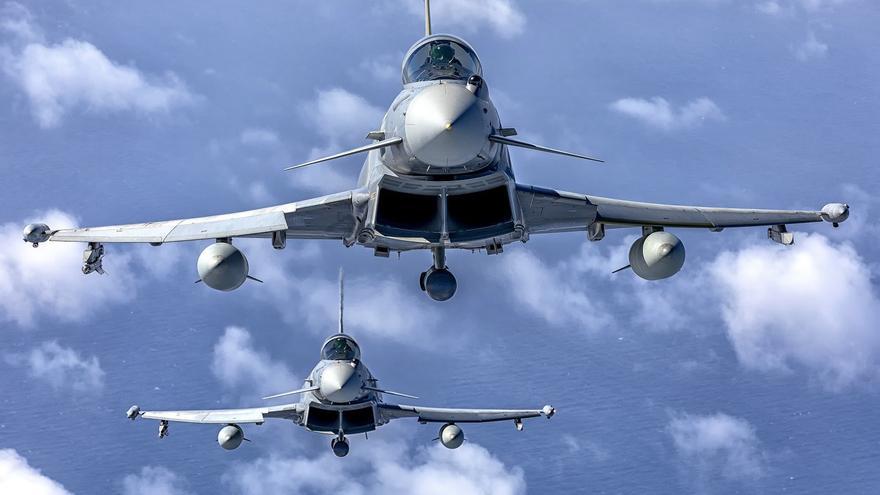 Cazas Eurofighter y F-18 efectúan ejercicios de entrenamiento en Canarias