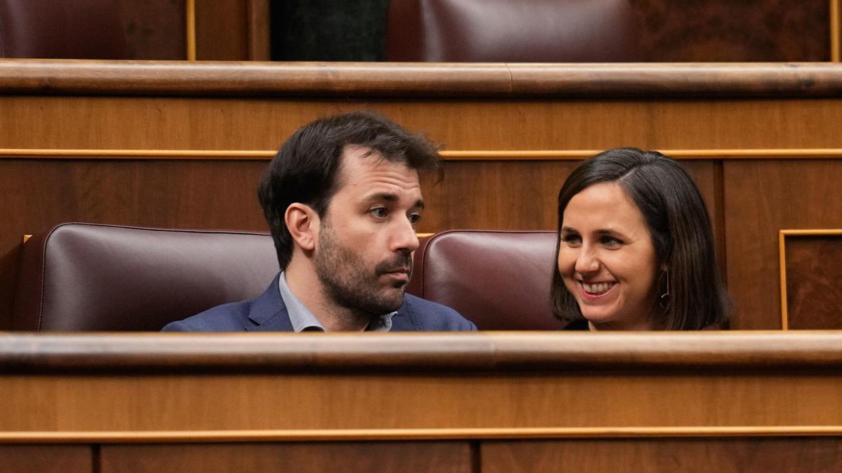 Los diputados de Podemos Javier Sánchez Serna y Ione Belarra durante un Pleno en el Congreso de los Diputados.