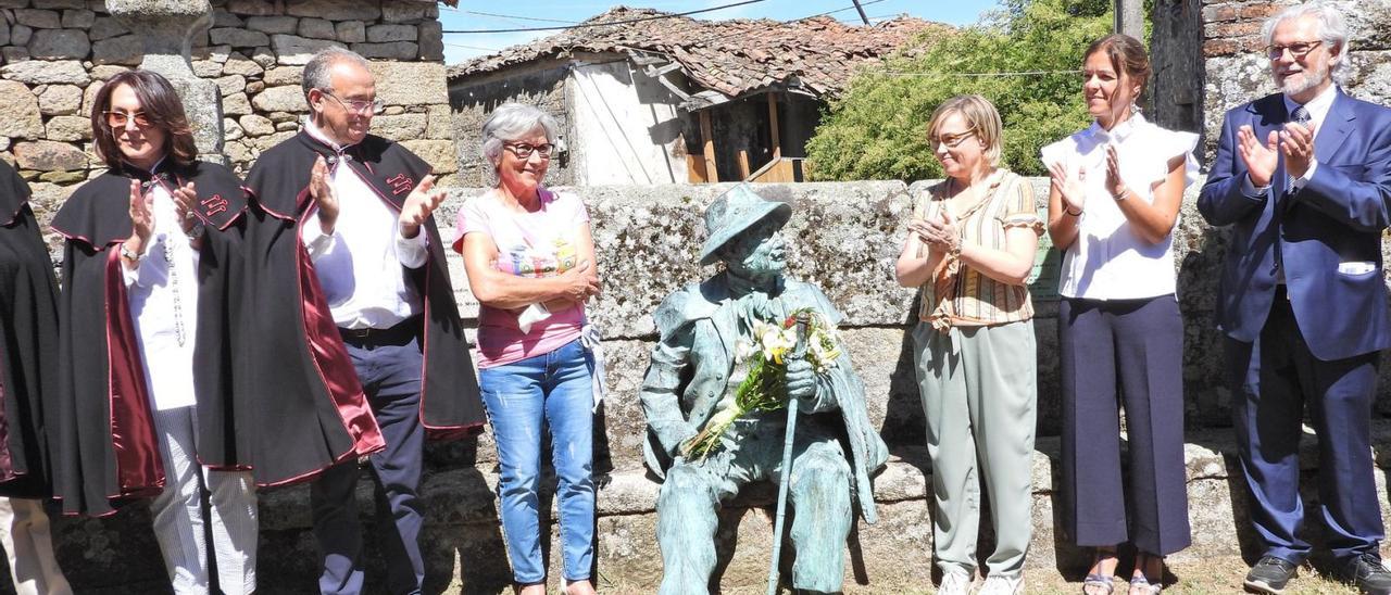 Ofrenda floral a la estatua de Delfín Modesto Brandón. A su derecha los tres nuevos jueces honorarios.    // FERNANDO CASANOVA