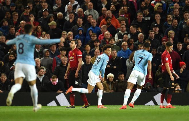 Leroy Sane (C) celebra el segundo gol de su equipo durante el partido de fútbol de la Premier League inglesa entre el Manchester United y el Manchester City en Old Trafford en Manchester, en el noroeste de Inglaterra.