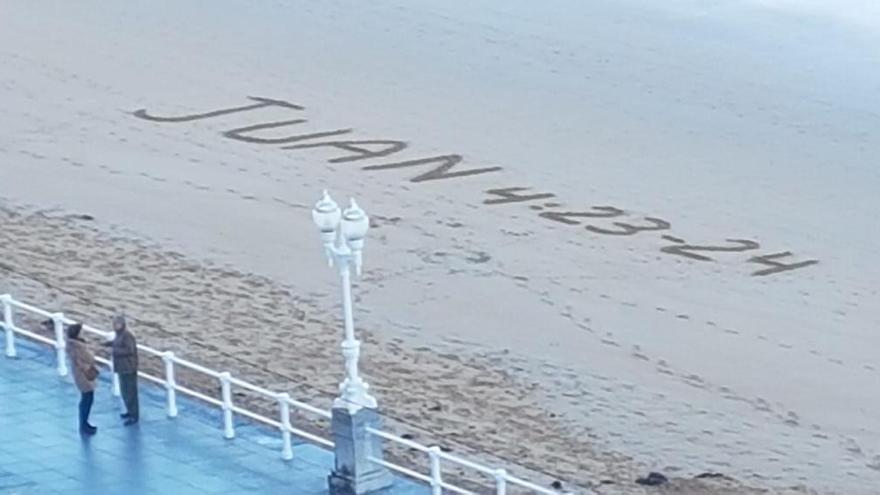 La playa de San Lorenzo amanece con misteriosos mensajes bíblicos