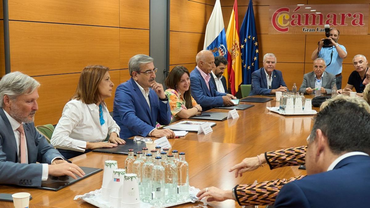 Román Rodríguez durante la reunión mantenida con la Cámara de Comercio de Gran Canaria.