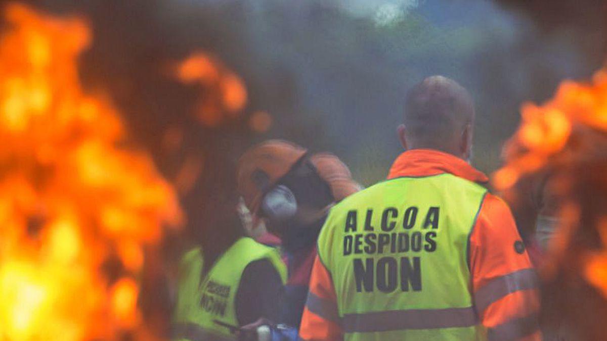 Trabajadores de Alcoa San Cibrao en una barricada.