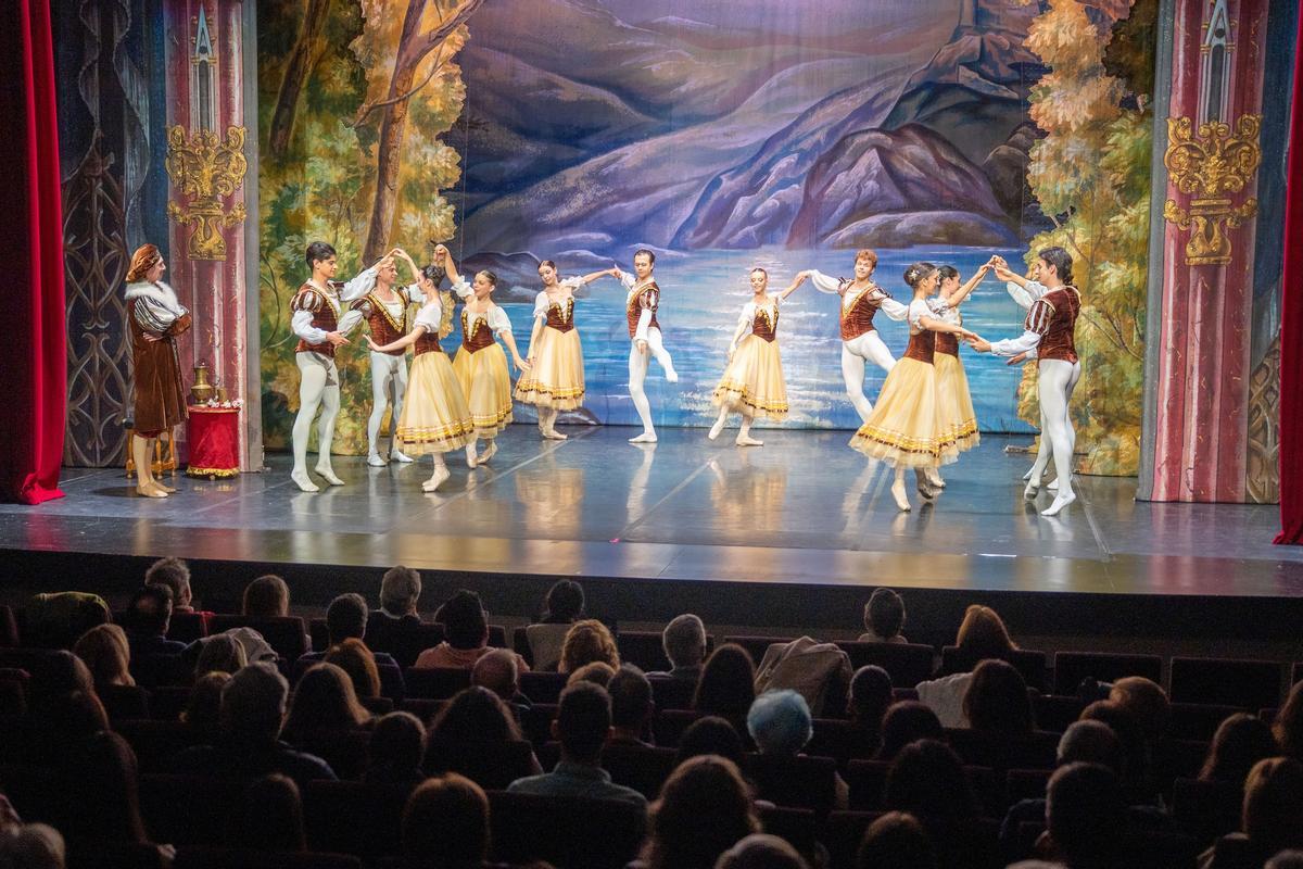 La magia de «El lago de los cisnes» brilló sobre el escenario del Teatro María Luisa.