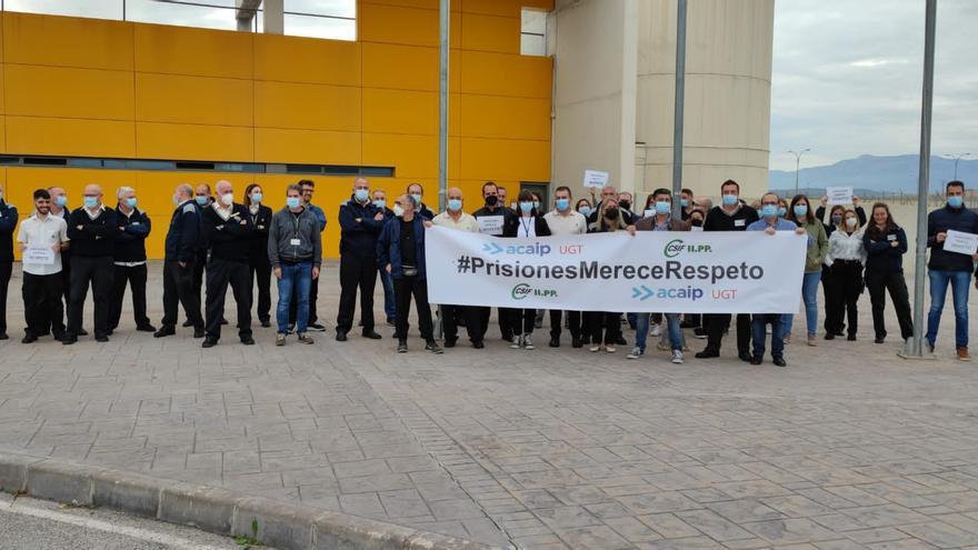 Funcionarios de prisiones protestan en Murcia por la brutal agresión en Cuenca