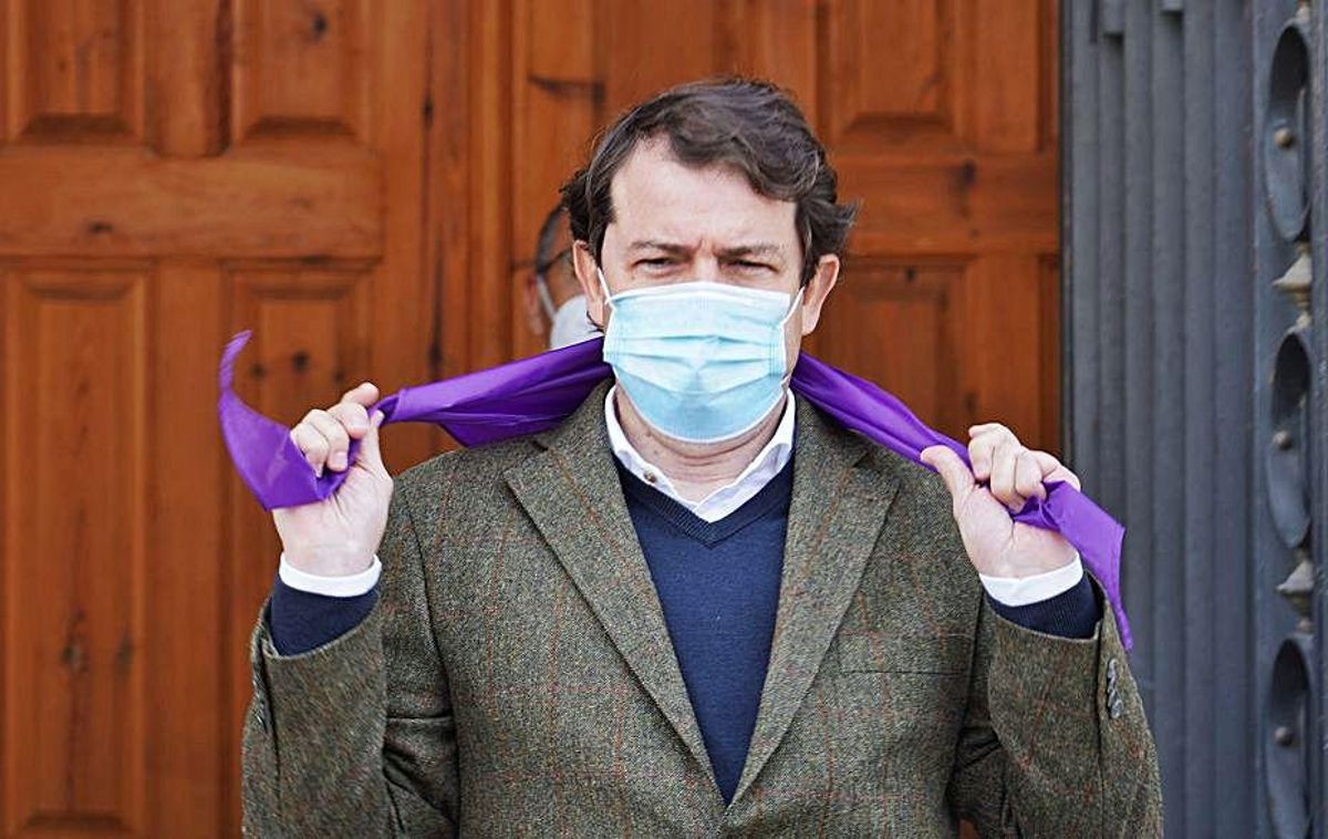 El presidente Mañueco se coloca el pañuelo morado, símbolo de Villalar. |