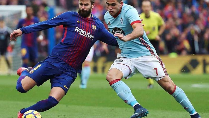 Maxi Gómez presiona a Piqué durante el reciente enfrentamiento liguero entre el Celta y el Barcelona en el Camp Nou. // Alejandro García