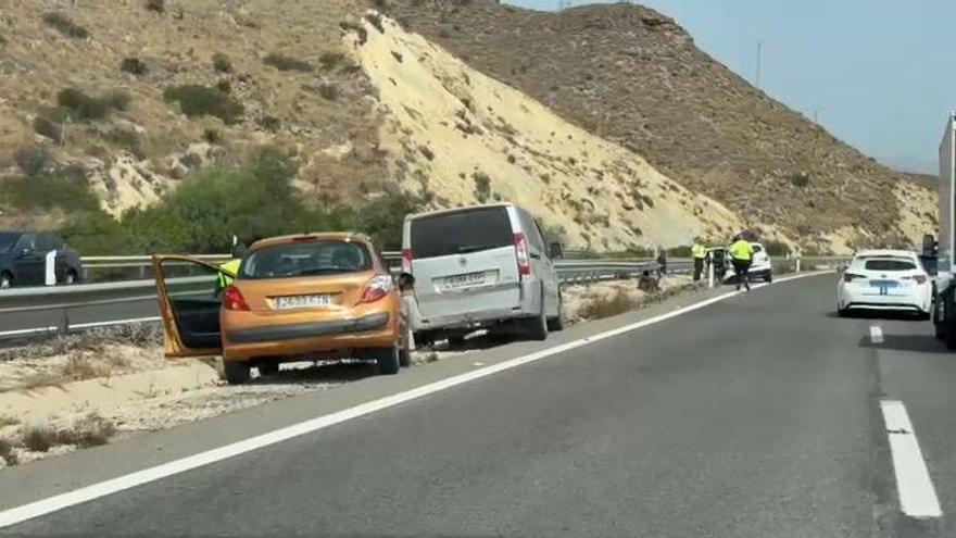 Retenciones a causa de un accidente múltiple en la A7 a la altura de El Campello
