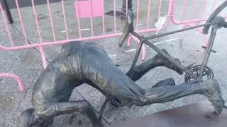 ¡La estatua de Bahamontes en Toledo, destrozada!