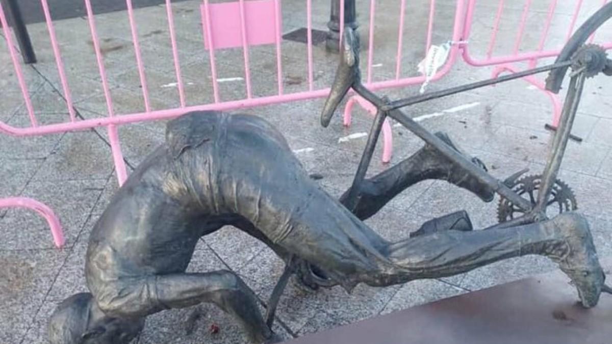 La estatua, vandalizada