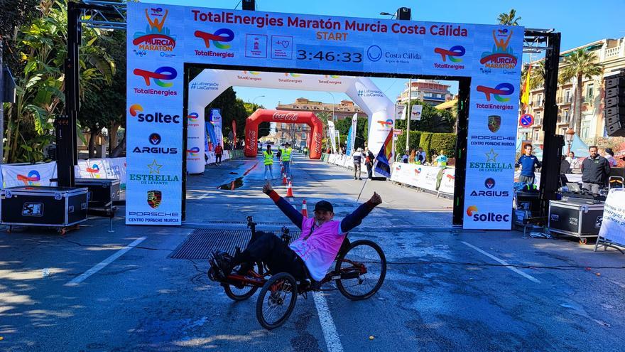 Cuarenta y dos kilómetros de maratón pese a la ELA