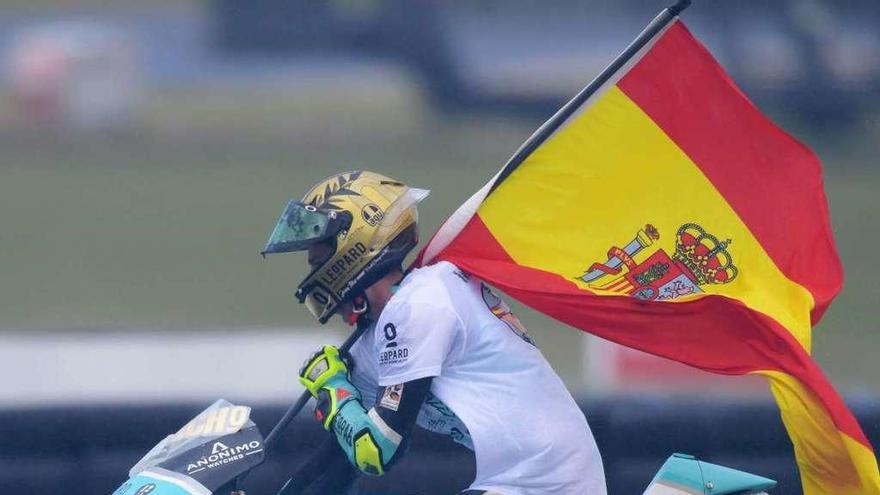 Joan Mir pasea la bandera española después de proclamarse campeón del mundo de Moto3.