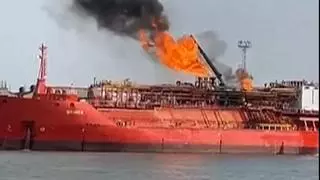 El momento en el que se incendia un buque cargado de gas licuado en Rumanía