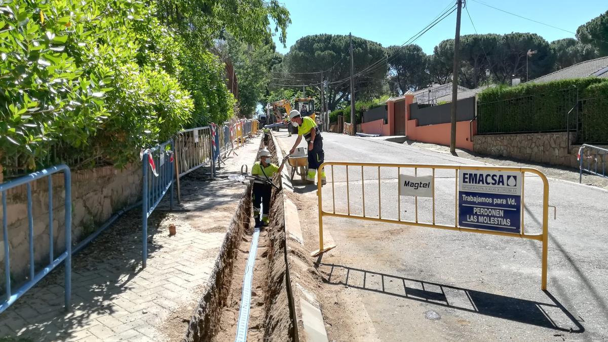 Obras de Emacsa en la calle Párroco Rogelio Benítez.