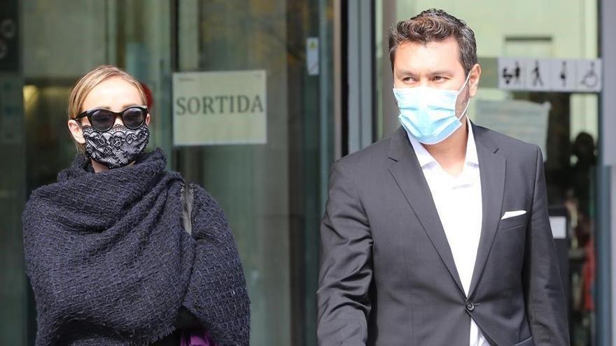 Ángela Drobrowolski, con su abogado, Jorge Albertini, este viernes, saliendo de la Ciutat de la Justícia de Barcelona.