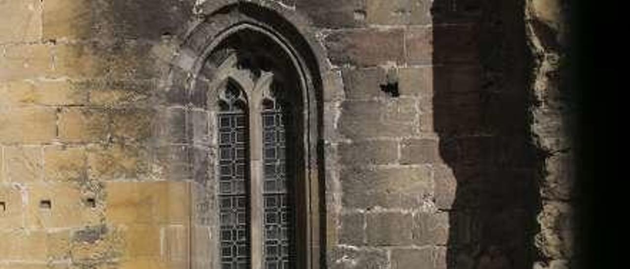 El pozo del &quot;Jardín de Pachu&quot;, en el lateral de la Catedral que da al Tránsito de Santa Bárbara.