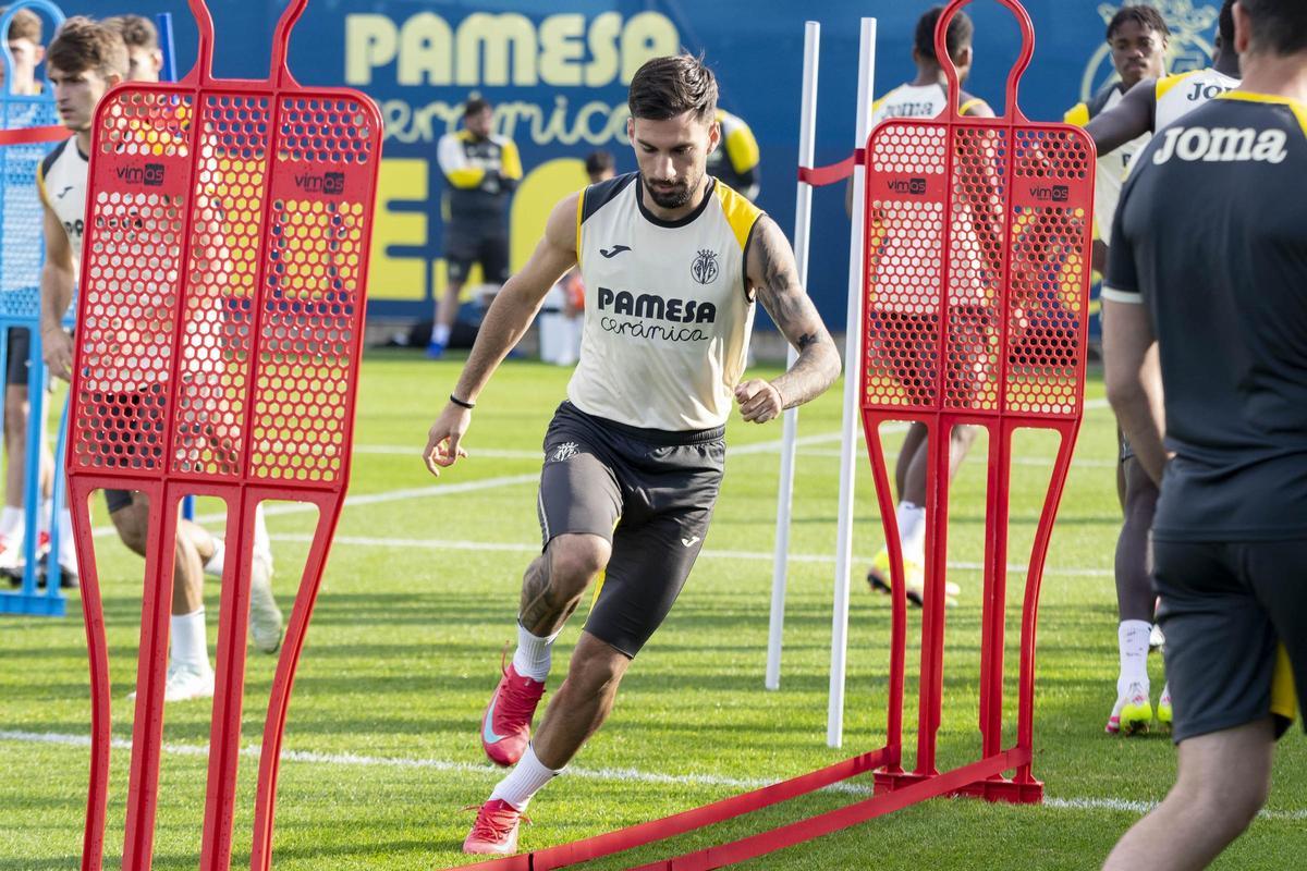 Álex Baena, durante el entrenamiento de este martes del Villarreal.