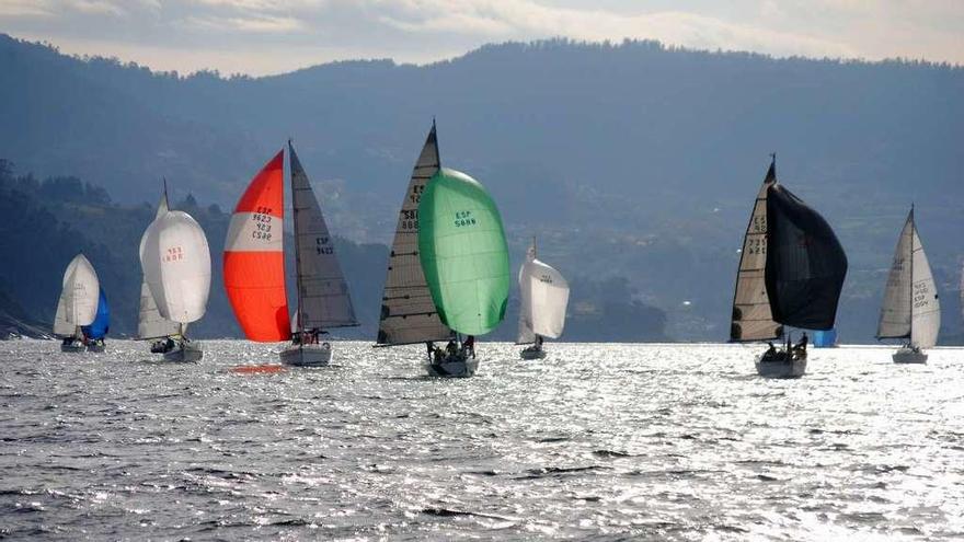 La flota en un momento de la disputa de la cuarta etapa del Trofeo Navidad del Club de Mar de Aguete.