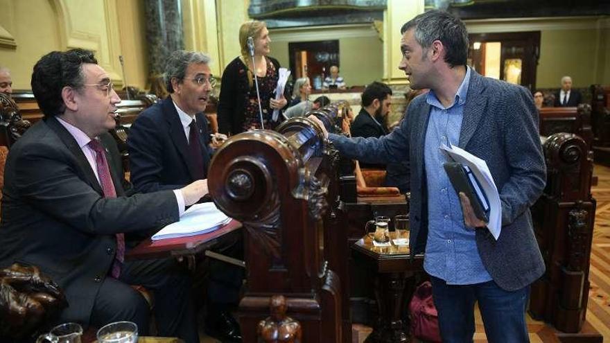 El alcalde habla con los concejales socialistas Dapena y García antes de empezar un pleno.