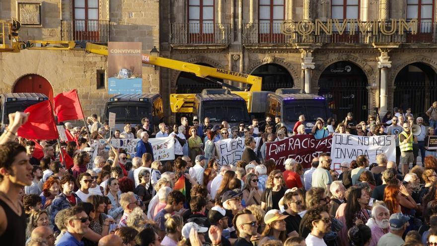 En imágenes: unas 200 personas en la contramanifestación de la plaza del Marqués en Gijón