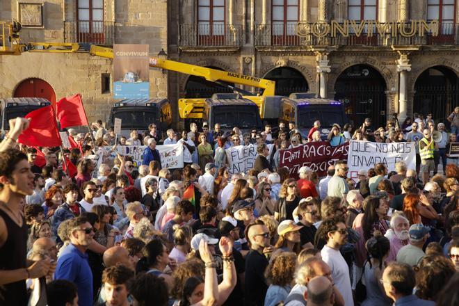En imágenes: unas 200 personas en la contramanifestación de la plaza del Marqués en Gijón