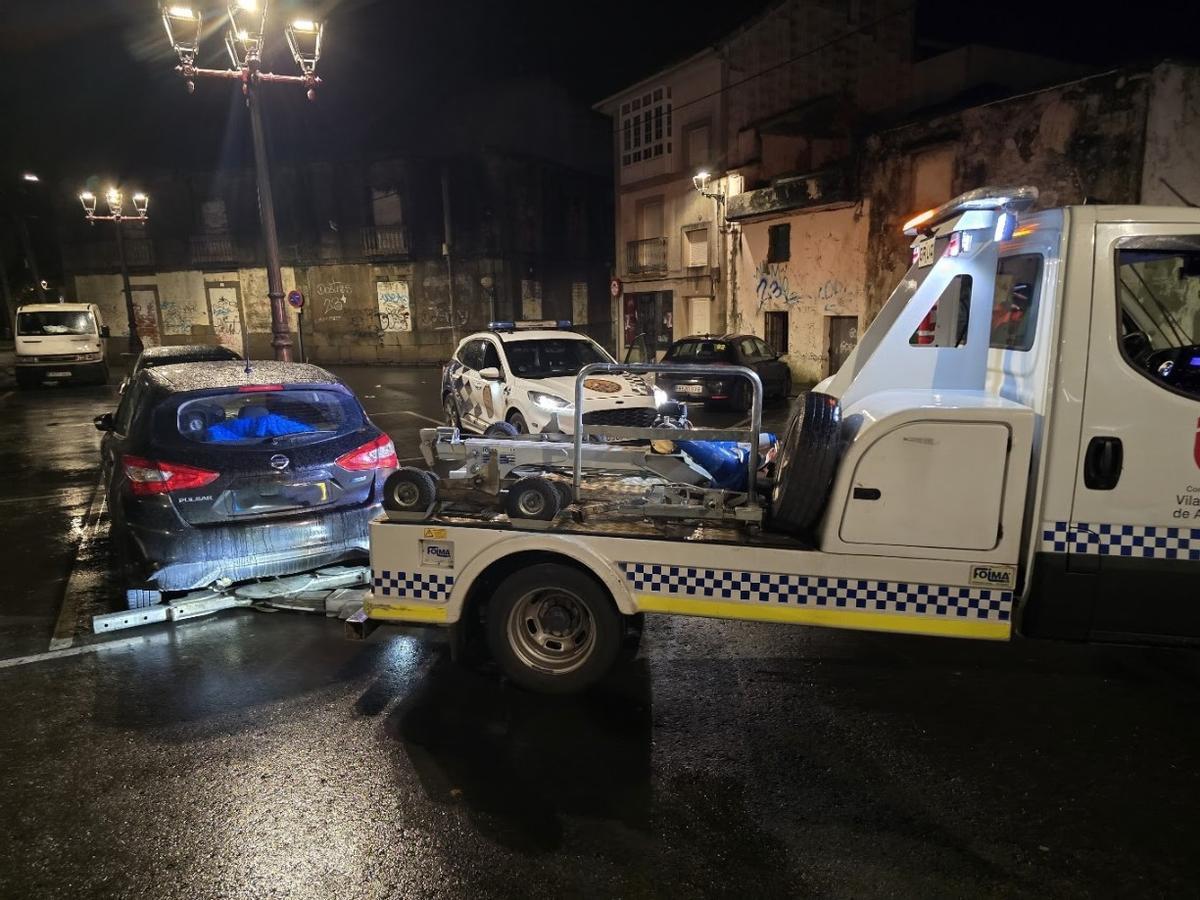 Retirada de vehículos en la zona del mercado ambulante de Vilagarcía durante el montaje de los puestos. Retirada de vehículos en la zona del mercado ambulante de Vilagarcía durante el montaje de los puestos.