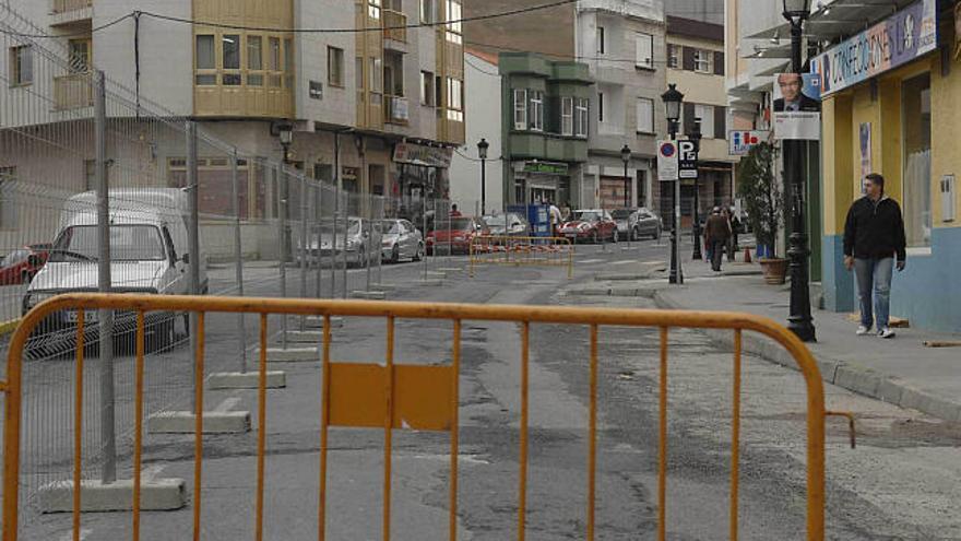 Obras en la avenida Jesús García Naveira. / juan varela
