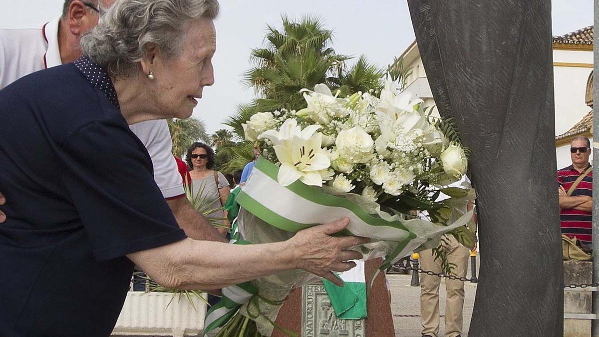 María de los Ängeles Infante haciendo una ofrenda floral al monumento a Blan Infante en Sevilla.