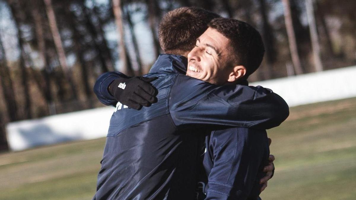 Dani Ojeda se abraza con Francisco Portillo durante el entrenamiento en la base aragonesa.