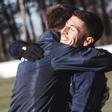 Dani Ojeda se abraza con Francisco Portillo durante el entrenamiento en la base aragonesa.