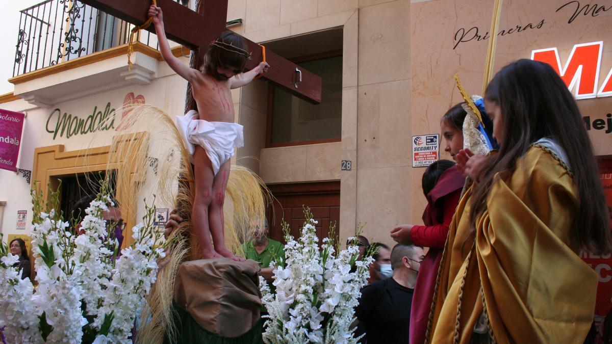 Este peculiar ‘crucificado’ llamó la atención del público que presencia la ‘Procesión de Papel’ por la Corredera.