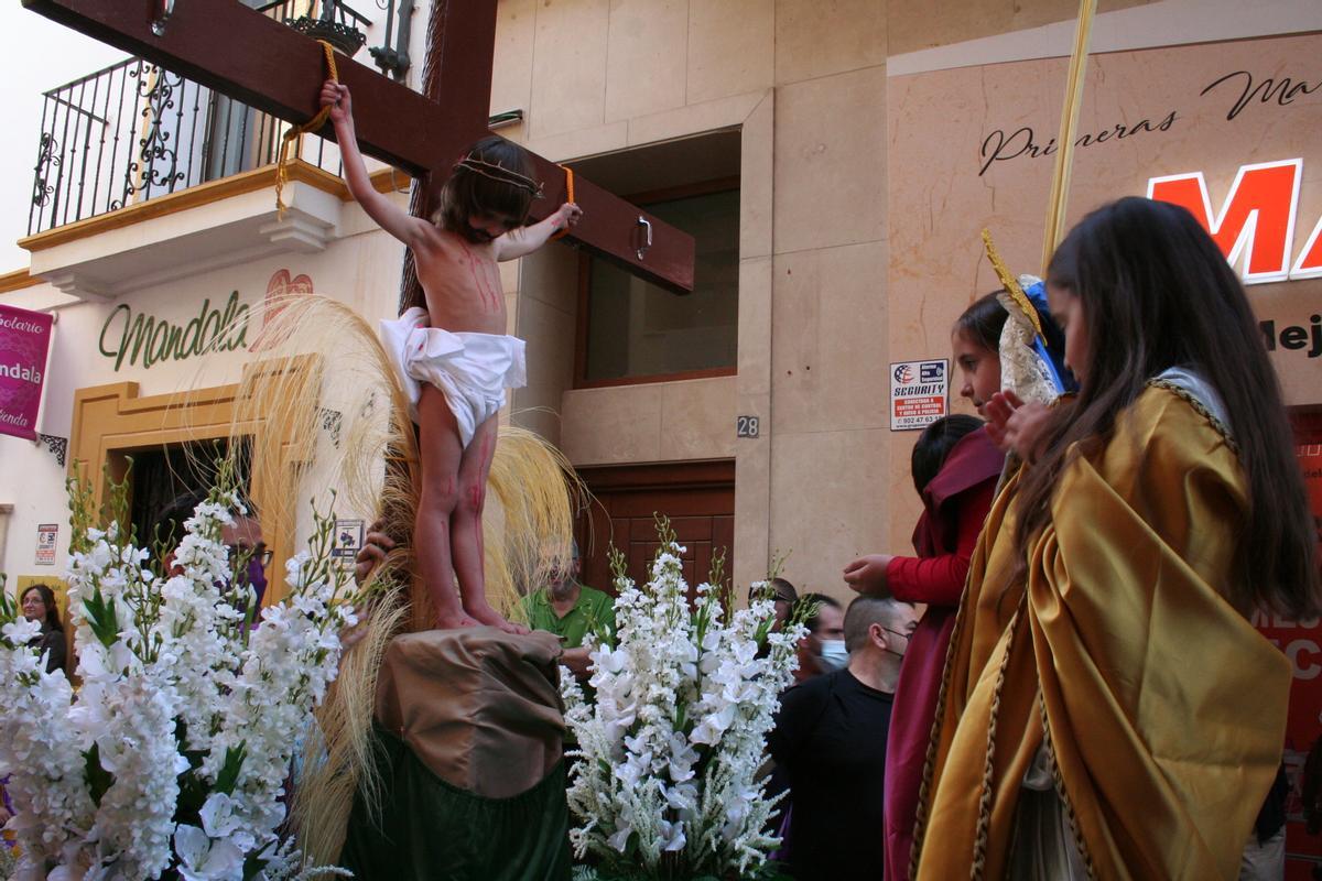 Este peculiar ‘crucificado’ llamó la atención del público que presencia la ‘Procesión de Papel’ por la Corredera.