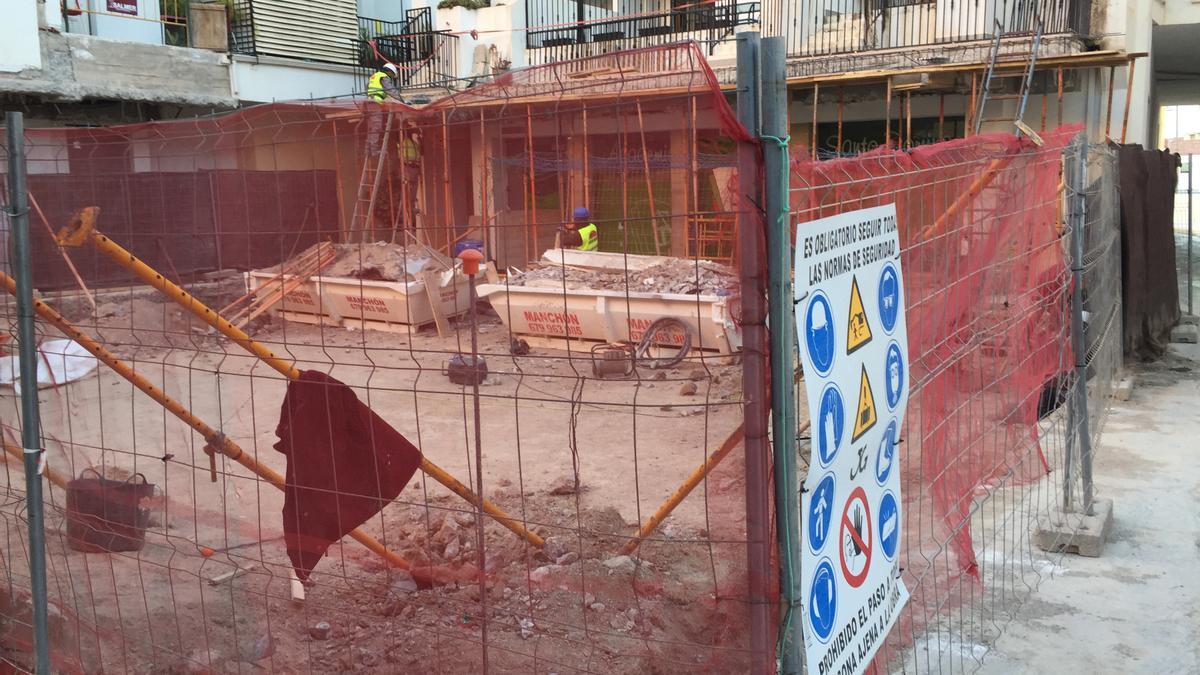 Trabajos previos al montaje de las arquerías del claustro de Santo Domingo, este viernes.